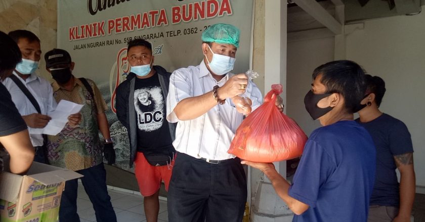 Dokter Caput Berbagi Sembako dengan Supir Angkot dan Tukang Ojek