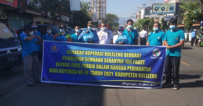 Dekopinda Buleleng Bagikan Sembako Kepada Tukang Parkir dan Anak Panti Asuhan