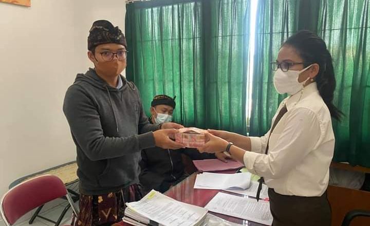 Kejari Buleleng Kembalikan Uang Sitaan Kepada Bumdes Desa Tirta Sari