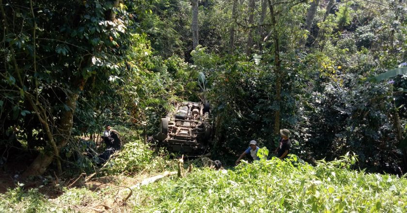 Oleng Saat Menyalip, Mobil Terprosok Kejurang Di Wanagiri