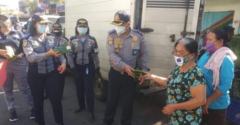 Aksi Spontanitas, Dishub Buleleng Bagikan Nasi Bungkus Gratis