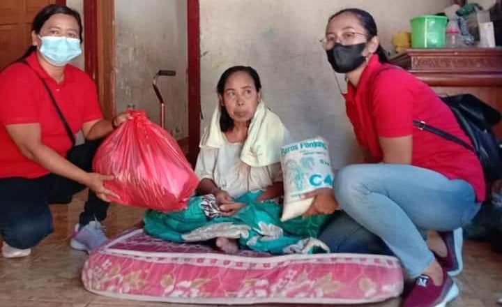 Pemdes Baktiseraga Bagikan Sayur Hasil Urbanfarming Kepada Lansia