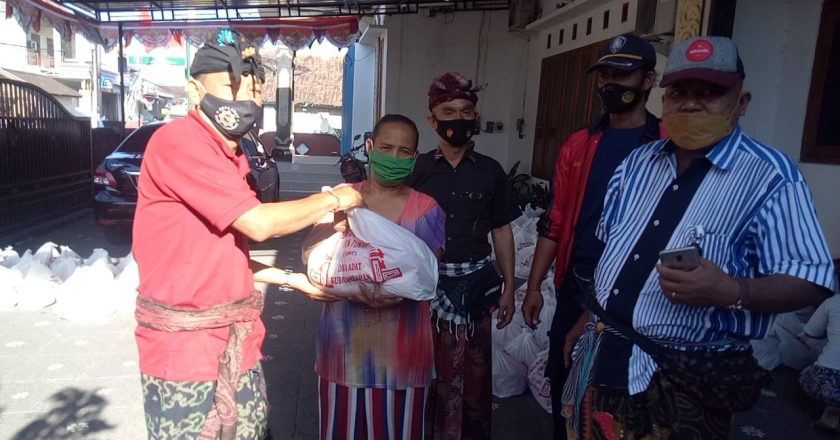 Desa Adat Kubutambahan Kembali Gelontorkan Ratusan Paket Sembako