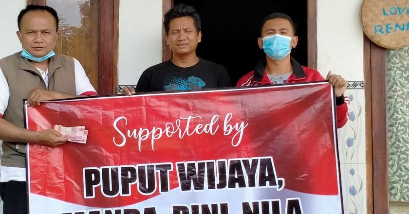 Dua Komunitas Bali Aga Gelar Aksi Sosial Bagi Sembako dan Nasi Bungkus