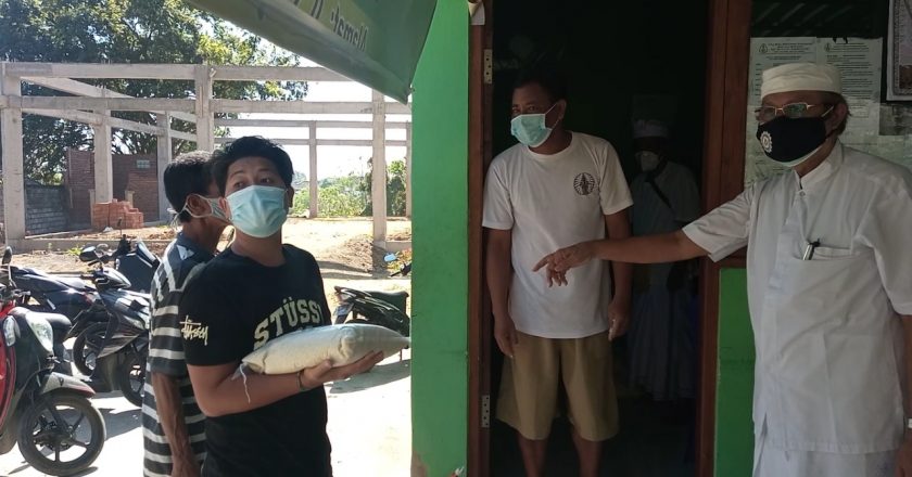 HUT RI Ke-76, Petunon Desa Adat Buleleng Sumbang Paket Beras