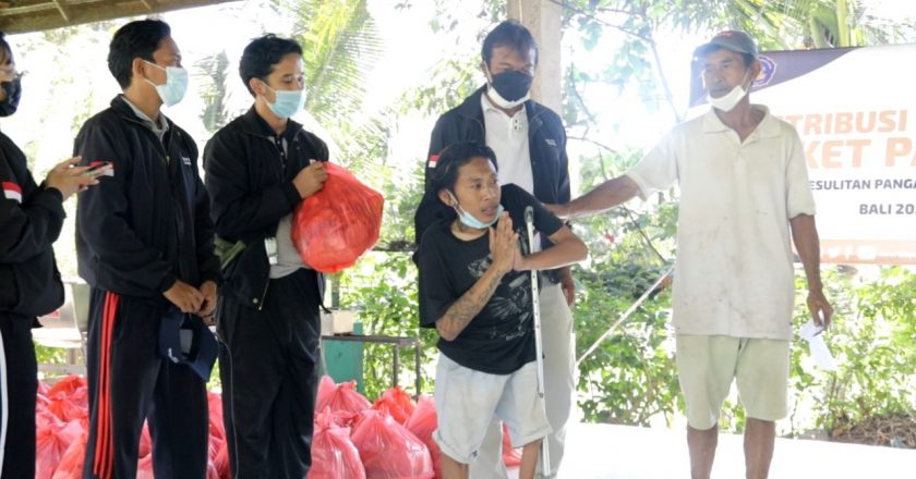 Bentuk Perhatian Undiksha, Bagikan Puluhan Sembako Ke Warga Kolok Bengkala