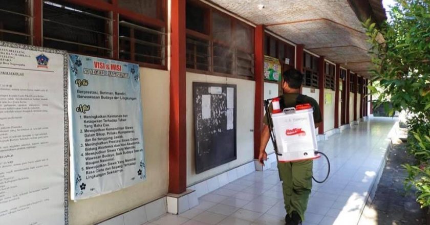 Cegah Penyebaran Covid-19, Pemdes Nagasepaha Rutin Lakukan Penyemprotan Disinfektan