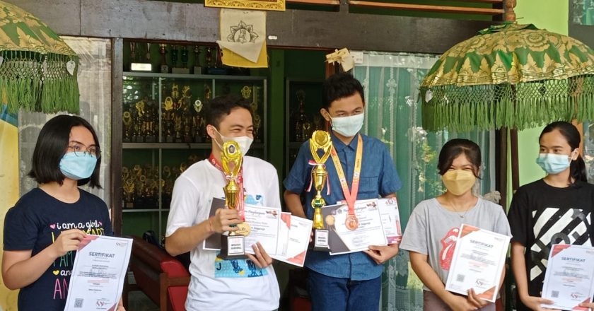 Dua Siswa SPENFOUR Juara Olimpiade Sains, Boyong Medali Emas dan Perunggu di Badung