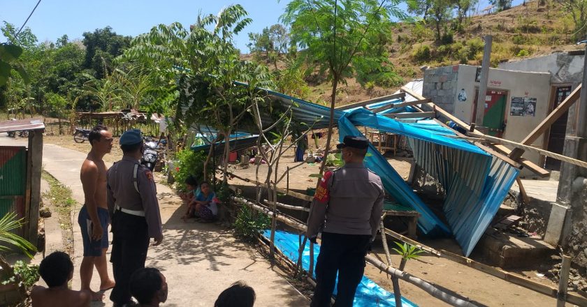 Puting Beliung Hantam Rumah Warga Tinga-Tinga