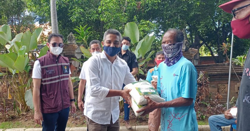 HIPMI Bagi Sembako, Masyarakat Buleleng Dapat 2.5 Ton Beras
