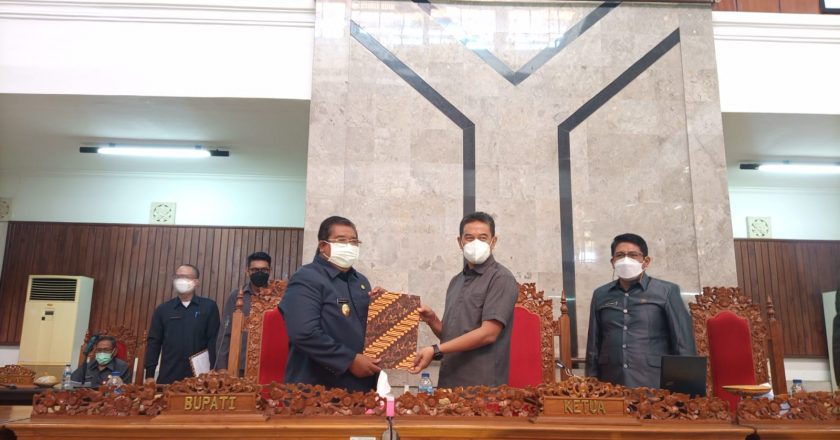 Rapat Paripurna, DPRD Buleleng Sahkan Tiga Ranperda