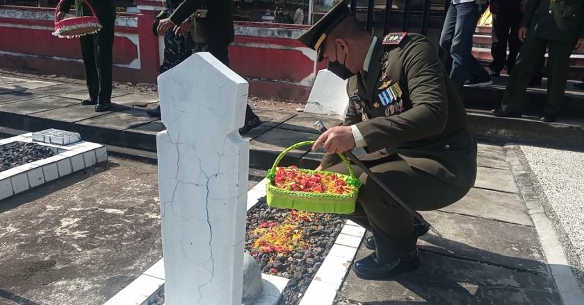 Hut TNI Ke – 76, Kodim Buleleng Perbarui Tiang Bendera Taman Curastana