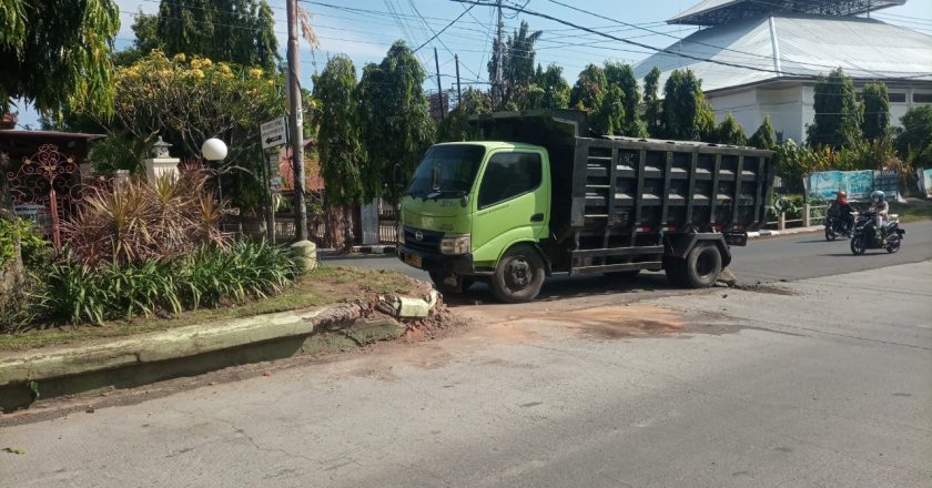 Sopir Ngantuk, Truk Hantam Taman