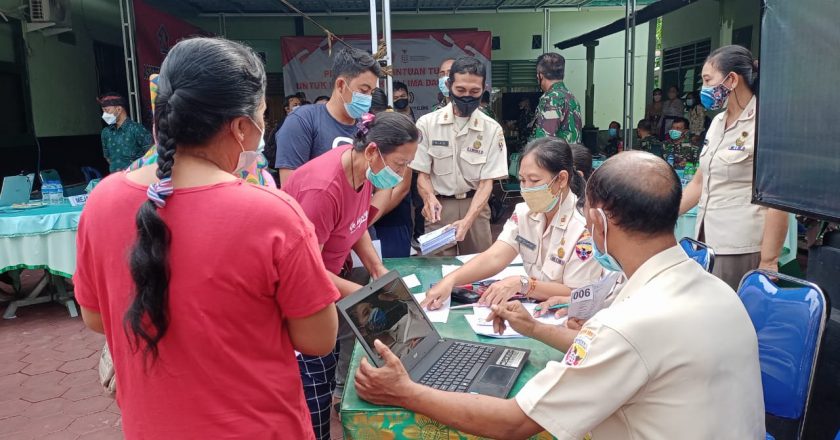 Kodim 1609/Buleleng Salurkan Bantuan Tunai ke Pedagang Kaki Lima