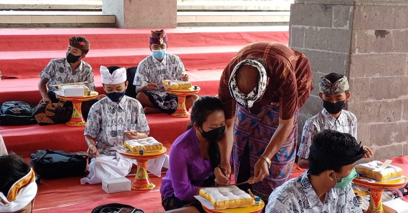 43 Siswa Ikuti Pelatihan Nyurat Lontar Dinas Kebudayaan