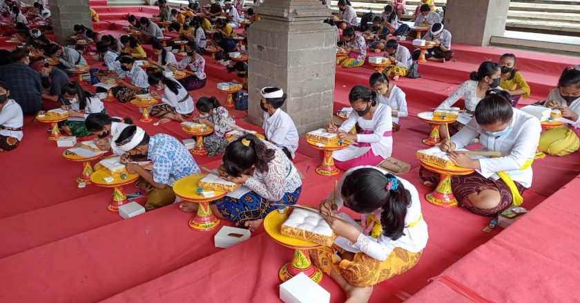 Pelatihan Nyurat Lontar Obati Rindu Siswa