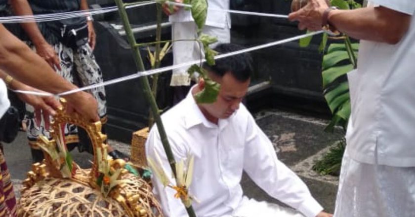 Mebayuh Oton Tradisi Memusnahkan Karakter Buruk