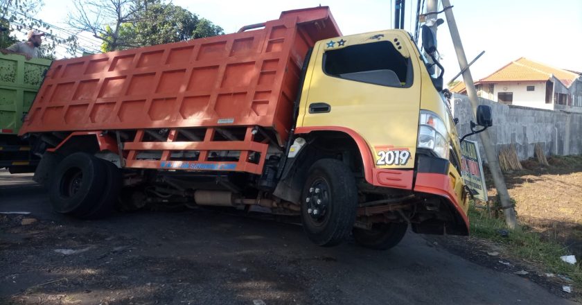 Bobot Berlebih, Truk Bermuatan Pasir Terjungkal