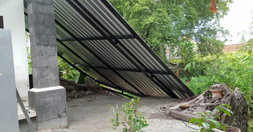 Hujan Lebat Akibatkan Senderan Jebol, Satu Motor Dinas Jatuh ke Sungai