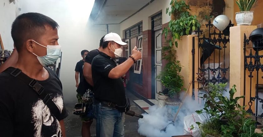 Fogging dr Caput Sasar Kelurahan Padat Penduduk Kampung Kajanan