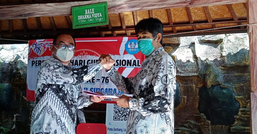 Spenfour Berikan Penghargaan Bagi Guru Berdedikasi Tinggi