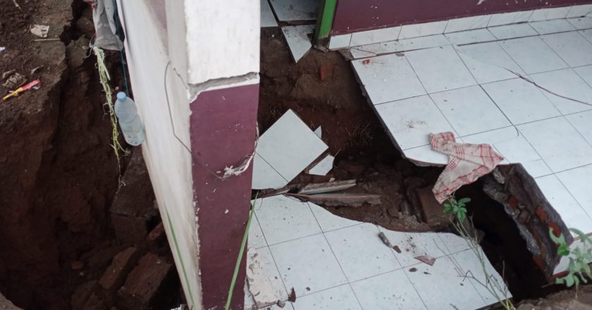 Saluran Irigasi Bawah Tanah Tergerus, Rumah Warga Banyuning Jebol