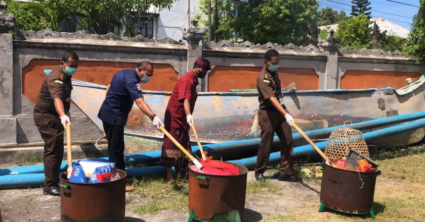 Kejari Buleleng Kembali Musnahkan Barang Bukti Tindak Pidana