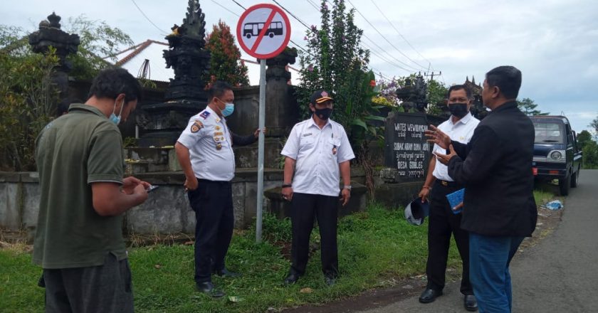 Sering Terjadi Lakalantas, Dishub Pasang Rambu Larangan Kendaraan Besar