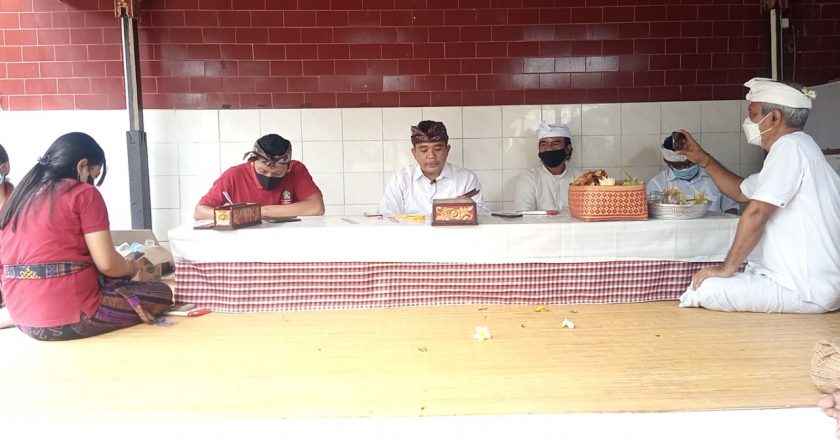 Penyuluh Bahasa Bali Transkrip Prasasti Babad Arya Kepakisan