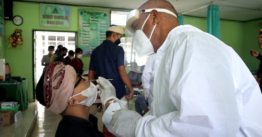 TNI Gelar Swab Rapid Test Antigen Secara Acak di Sekolah