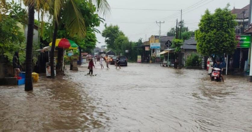 Seakan Dibiarkan,  Jalur Pantura Desa Pejarakan Kembali Tergenang Air