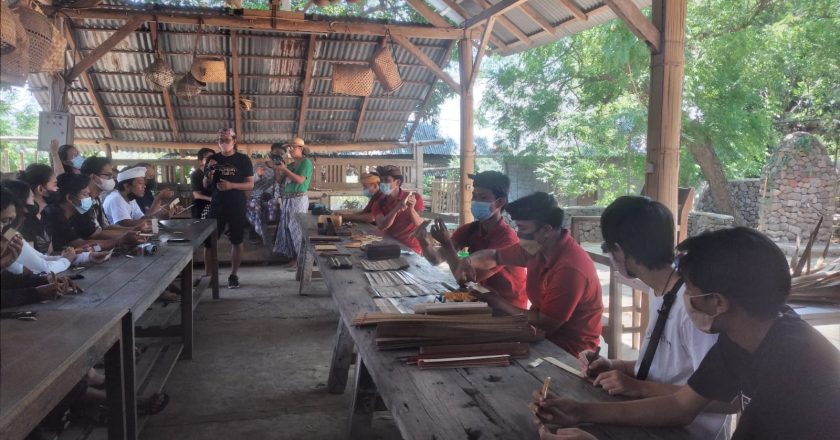 Penyuluh Bahasa Bali Buka Pelatihan Menulis Lontar, Warga Antusias