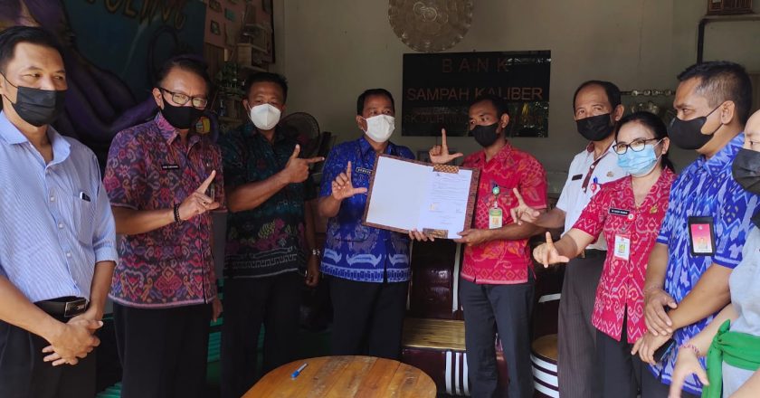 Bank Sampah Kaliber Terima Bantuan Buku Pelajaran