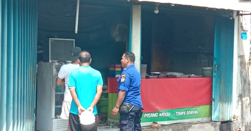 Konsleting Listrik, Warung Pedagang Gorengan Terbakar