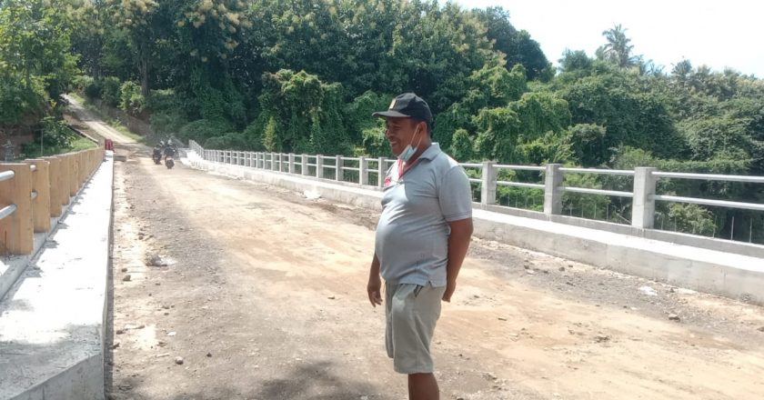 Railing Dipasang Jembatan Penglatan Makin “Cantik”