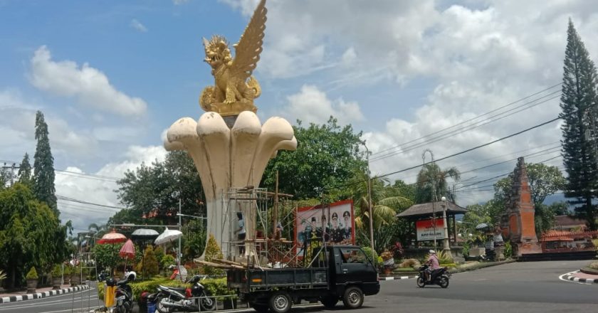 Menjelang HUT Kota, Tugu Singa Ambara Raja Dipercantik