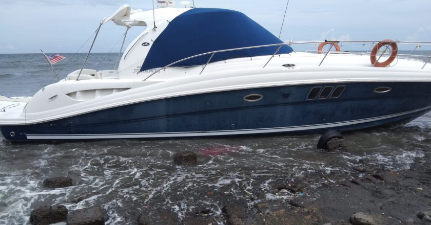 Speed Boat Milik Owner The Lovina Terdampar di Pantai Lingga