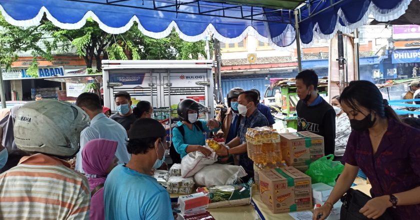 Jelang Nyepi, Pasar Murah Diserbu Pembeli