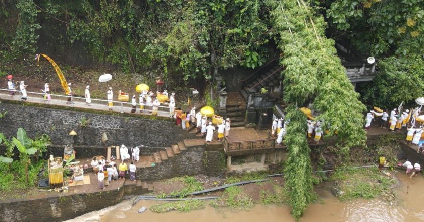 Masyarakat Penglatan Gelar Melasti ke Candi Kuning