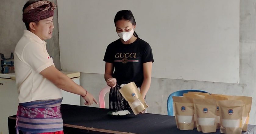 Gandeng Bumdes, Desa Les Kemas dan Branding Modern Garam Laut