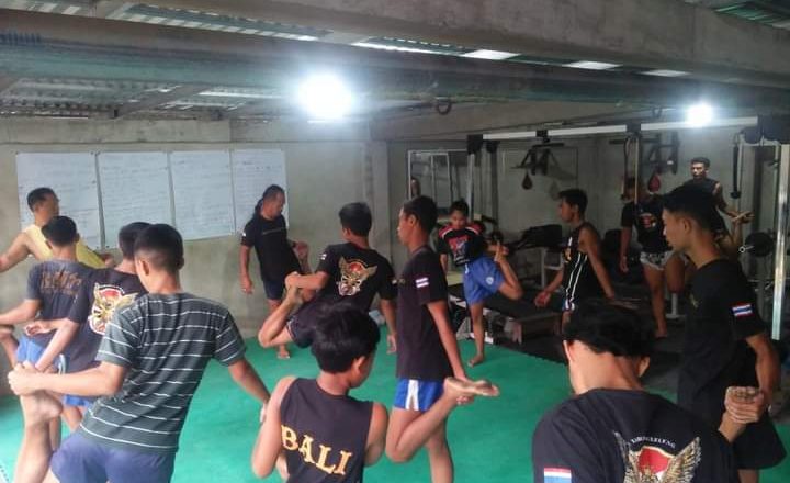 Genjot Kekuatan Fisik Atlet, Muaythai dan Wushu Buleleng Latihan Bersama
