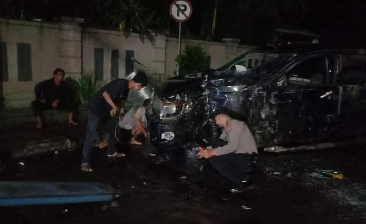 Kehilangan Kendali, Roda Empat Tabrak Warung