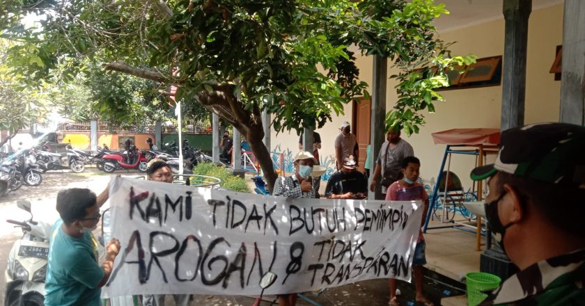 Sekdes Dimutasi, Warga Tukadmungga Geruduk Kantor Desa