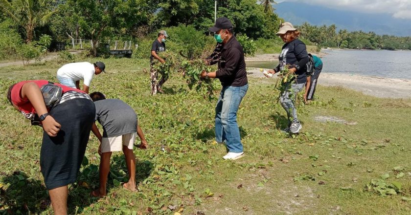 Sekeha Truna–Truni Desa Pengulon Gelar Bersih-Bersih Pantai