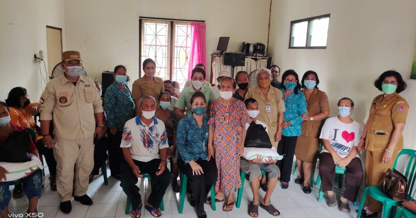 Ratusan Lansia Dan Disabilitas Terima Paket Sembako