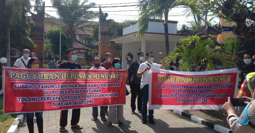 Nasabah LPD Anturan Gerudug Kantor Kejari Buleleng