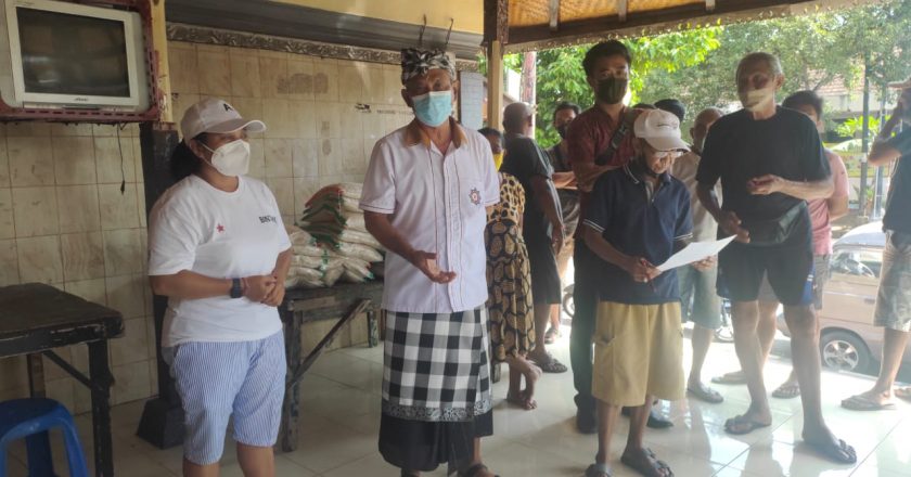 Rice For Bali Serahkan Bantuan Beras Kepada Warga Delodpeken