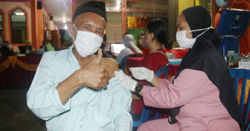 Pemdes Patas Selenggarakan Vaksinasi Covid-19 Malam Hari Bagi Warga Muslim