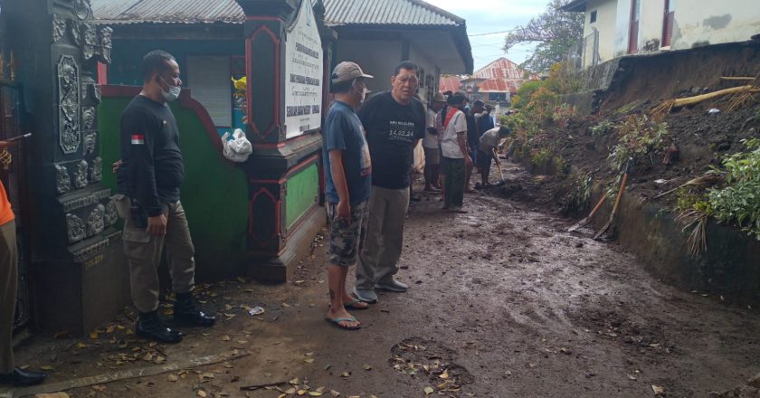 Diguyur Hujan Deras, Senderan Kantor Desa Bengkala Longsor