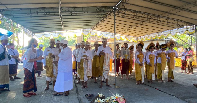 Ringankan Beban Masyarakat, Suka Duka Sekar Puspa Wangi Desa Adat Buleleng Gelar Metatah Massal